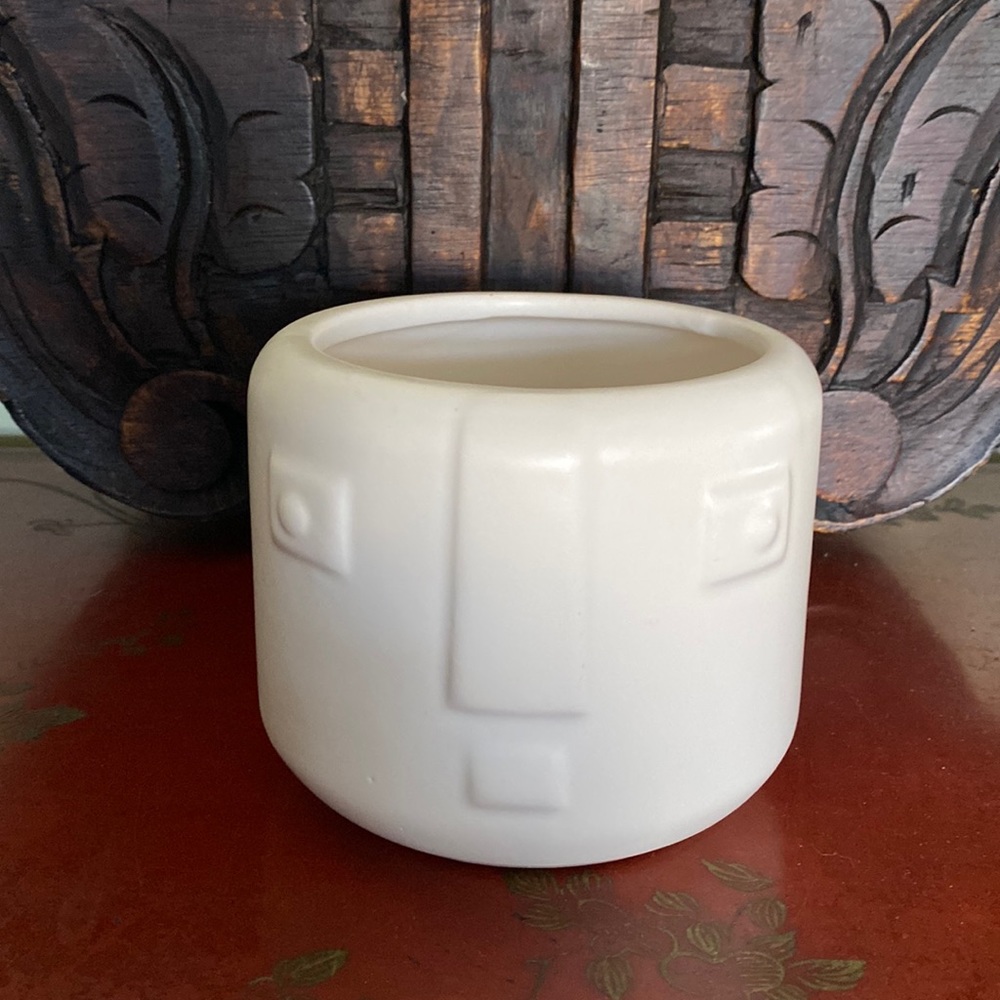Planter pot ecru with face